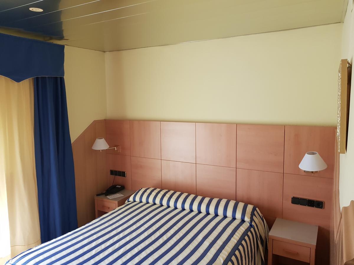 Hostal Milenium Els Monjos Zewnętrze zdjęcie
